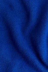 Remera de punto de color azul eléctrico, con cuello redondo y mangas cortas amplias. Presenta un calce holgado y textura suave.