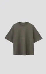 Remera verde militar de manga corta con calce extra oversize y recorte en delantero y espalda.
