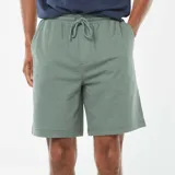 Bermudas verde militar con bolsillos laterales y traseros, corte recto y cordón ajustable en la cintura.