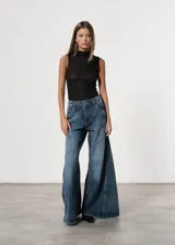 Pantalón de jean color crudo, de corte mega wide leg y tiro alto.