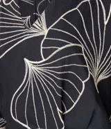 Blusa negra con estampado de hojas en color crema, escote en V y mangas 7/8.