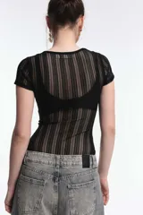 Body negro de encaje con rayas verticales y mangas cortas.