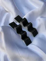 Aros colgantes con forma de cinta ondulada, color azul eléctrico, con apliques de strass.