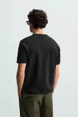 Camiseta color caqui de punto con hilatura de mezcla de algodón, corte recto, cuello redondo y manga corta.