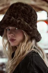 Gorro tipo bucket de piel sintética con estampado animal en tonos marrones.