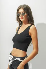 Top corto color crema, de tejido de punto acanalado, con escote en V y breteles anchos.