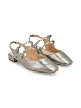 Ballerina destalonada plateada tipo mercedita con doble tira en empeine y tira trasera con elástico. Su punta semi cuadrada y su taco forrado apenas elevado hacen de esta chatita un calzado moderno y estiloso.