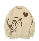 Sweater color crema de tejido de punto con cuello redondo, puños y ruedo acanalados. Estampado frontal de un cupido con arco y flecha y un corazón.