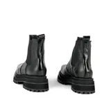Bota Chelsea de cuero vacuno color negro, con elásticos laterales, suela de goma doble, punta cuadrada y caña de 13 cm.