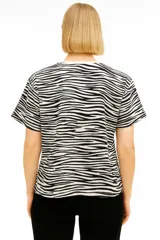 Remera de manga corta color beige con estampado de piel de serpiente en tonos marrones.