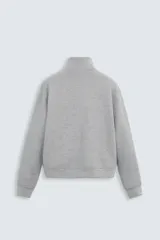 Sudadera negra de algodón con cuello alto y cierre de cremallera frontal. Corte relaxed fit, manga larga y terminaciones en rib.