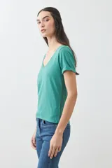 Remera verde de algodón con escote en V y mangas cortas.