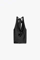 Top negro de satén con cuello halter drapeado ajustable con lazada en el cuello y espalda descubierta con lazada.