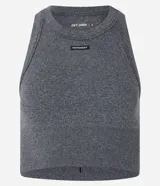 Musculosa deportiva gris con cuello redondo y corte ajustado. Presenta un diseño seamless texturizado y una goma con el logo "movement" en el pecho.