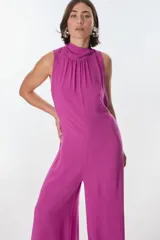 Mono largo negro con cuello alto, sin mangas y corte holgado.