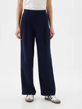 Pantalón de vestir azul marino, de corte recto, con bolsillos laterales y traseros.