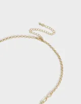 Collar corto dorado con cadena de eslabones y múltiples dijes de mariposa, cuentas de cerámica, rosa, corazón con rosa, perla y moño.