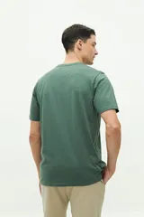 Remera verde militar de manga corta con cuello redondo y logo 'club-71' estampado en el pecho.