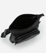 Bolso tipo postman negro, confeccionado en poliuretano, con bolsillo delantero y correa ajustable.