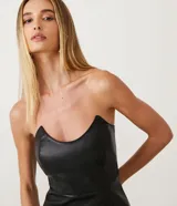 Vestido corto negro de material sintético con escote recto y abertura lateral.