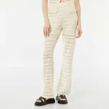 Pantalón de croché color crema, de corte ancho y tiro alto.