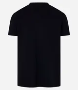 Remera negra de algodón con estampa photoprint del mar con tablas de surf.