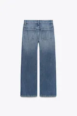 Pantalón de jean azul de corte ancho, tiro alto y efecto lavado.