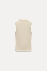 Musculosa marrón con cuello alto.