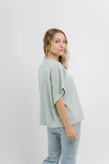 Buzo verde agua de algodón grueso, manga corta y corte oversize.