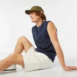 Bermudas deportivas blancas con bolsillos laterales tipo cargo.