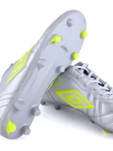 Championes de fútbol Umbro Touch FG, color blanco con detalles en naranja.