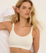 Soutien modelo top color crudo, sin relleno, con aro, sin costura y con textura acanalada.