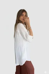 Camisa blanca de lino con corte amplio y mangas cortas.