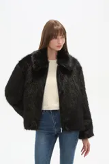 Campera de abrigo color beige claro, con textura de pelo largo y suave, cuello solapa y cierre frontal.