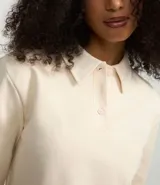 Suéter marrón de algodón con cuello polo y manga larga.