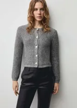 Chaqueta de punto gris con tejido de lúrex, cuello redondo y cierre frontal con botones.