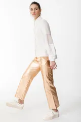 Pantalón recto color dorado metalizado, de tiro medio y corte wide leg.