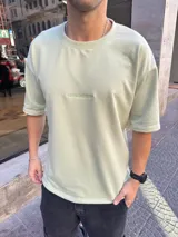 Remera verde claro de algodón pesado, corte holgado y cuello redondo. Estampado pequeño con la frase "Bohemian Design" en el pecho.