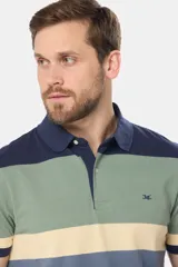 Remera polo de piqué a rayas horizontales en verde, salmón, blanco y azul marino. Tiene cuello clásico, tapeta con dos botones y logo bordado en el pecho.