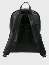 Mochila de cuero color negro con diseño inspirado en Darth Vader. Cuenta con compartimento principal con cierre, bolsillo acolchado para laptop de 15", bolsillo interior con cierre, bolsillo frontal con cierre, bolsillos laterales, pasador para maleta, bolsillo trasero con cierre y correas ajustables. El forro interior tiene diseño Dark Side. Edición limitada con número único grabado.