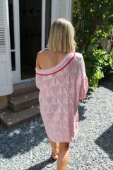 Sweater calado negro con cuello desbocado y mangas largas.