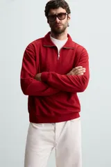 Sudadera color crema de corte recto, con cuello polo y cierre de cremallera metálica.