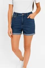 Short de jean negro con lavado gastado, tiro alto, corte ajustado y ruedo doblado.