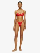 Taparrabos de encaje negro con diseño de estampado animal o abstracto sutil. Presenta tiras laterales finas y un pequeño detalle central.