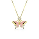 Colgante con cadena dorada y dije de mariposa con cristales rosas, blancos y amarillos.