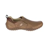 Zapato Caterpillar Opine color marrón, estilo mocasín, sin cordones, con capellada de gamuza, forro de malla de nylon, plantilla textil, suela de goma y punta redonda.