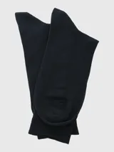 Calcetines negros de vestir con logo de la marca Hush Puppies en el lateral.