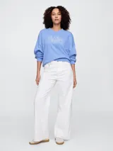 Buzo deportivo celeste con logo de la marca Gap en color blanco con diseño floral.