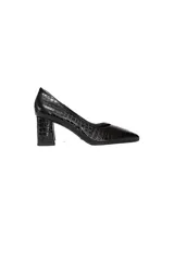 Zapato de salón negro charol con textura de cocodrilo, punta fina y tacón bloque de 6,5 cm.