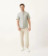Camisa celeste de manga corta, corte comfort, con cuello abotonado y cierre frontal con botones.